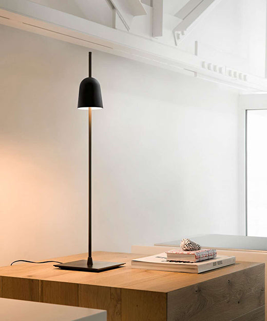Ascent - Bordlampe med plugg - Sort