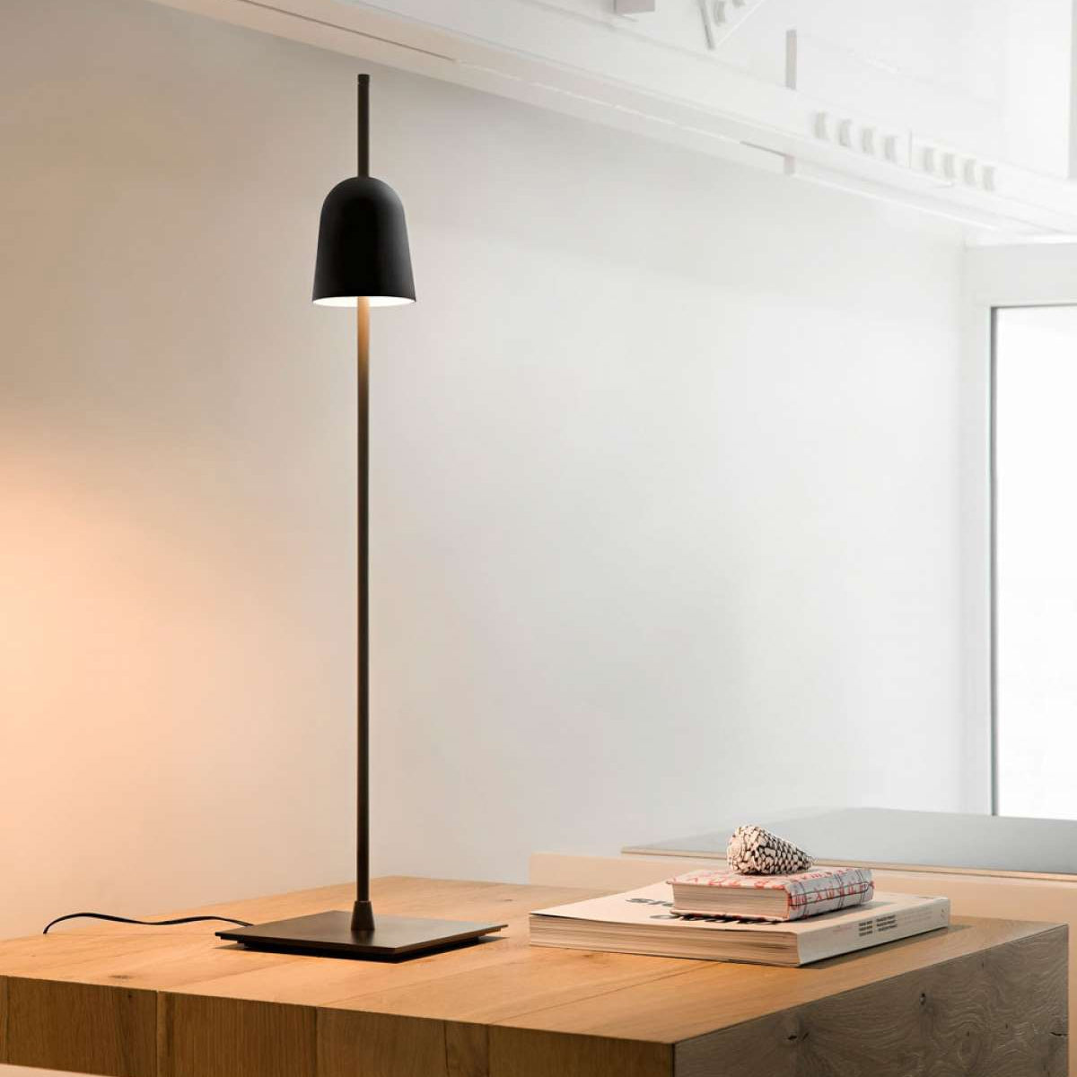 Ascent - Bordlampe med fot - Sort