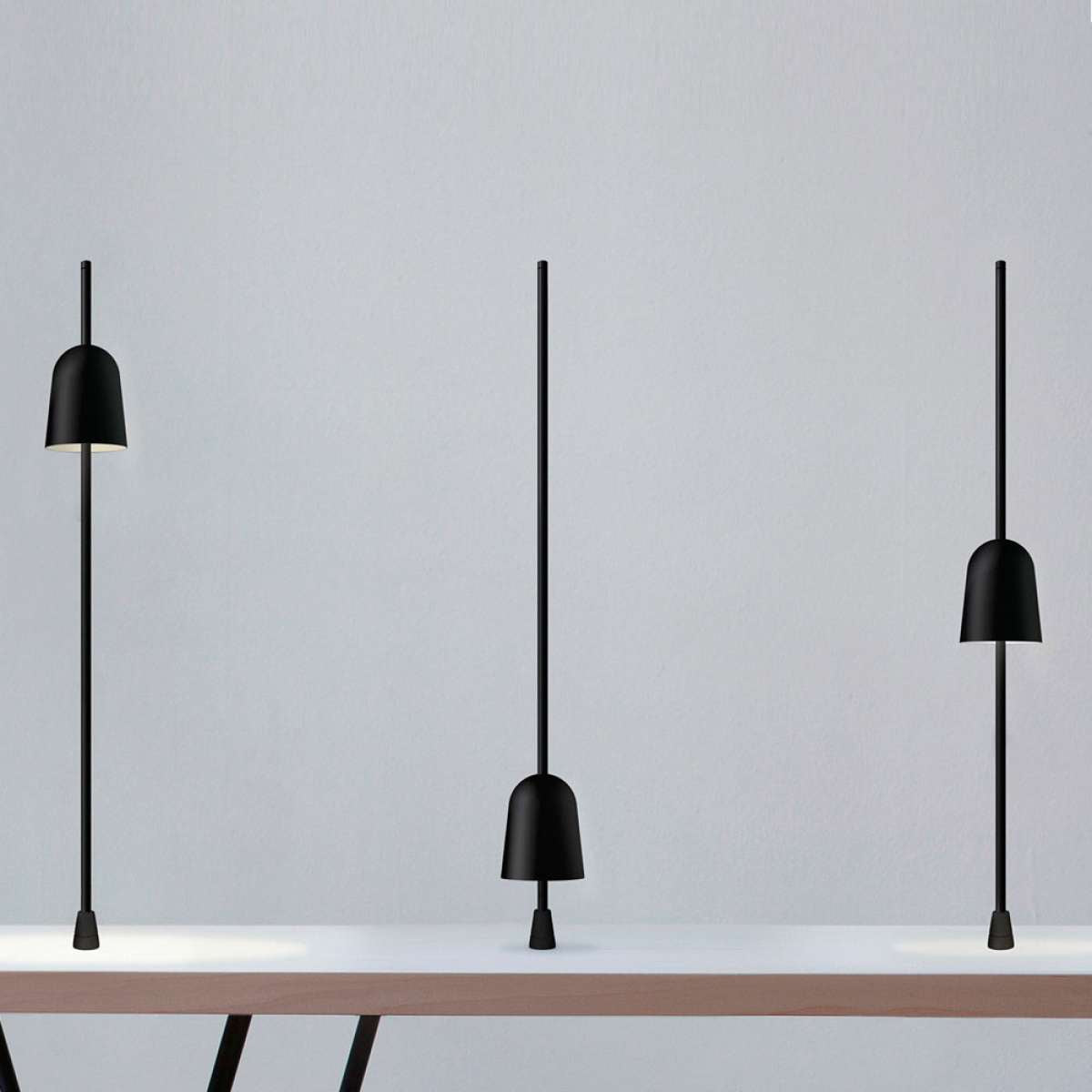 Ascent - Bordlampe med plugg - Sort