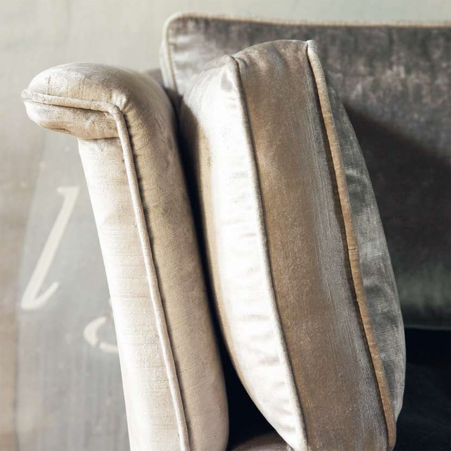 Trim sofa