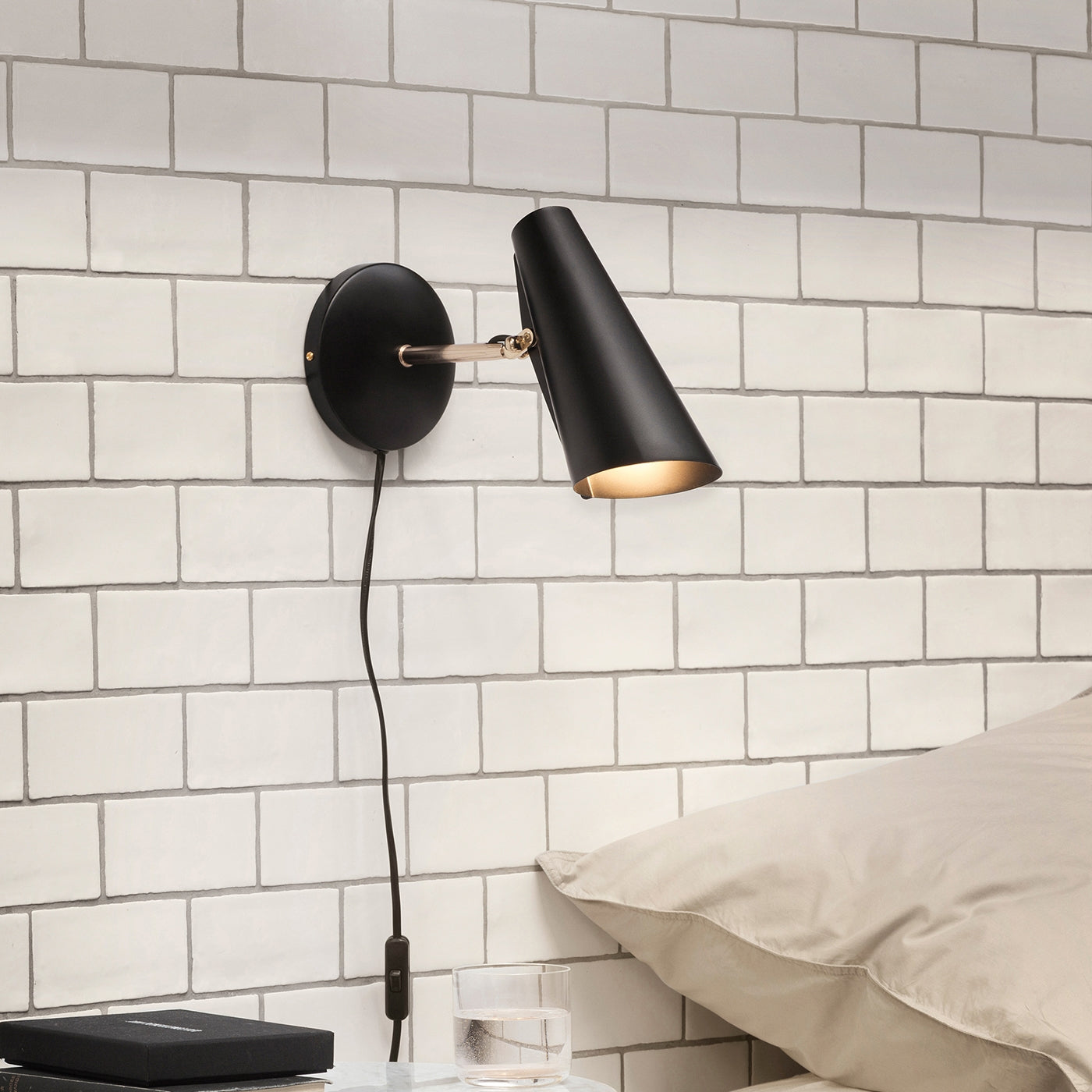 Birdy - Vegglampe - Kort - Sort / Messing