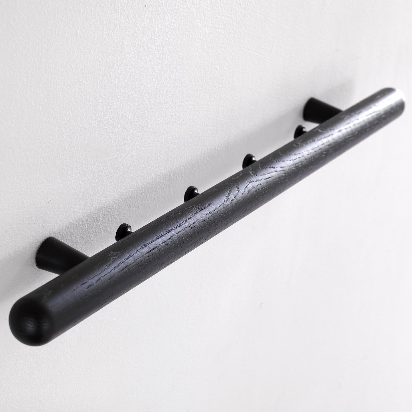 Haldar - knaggrekke - Sort eik 60 / 90 cm