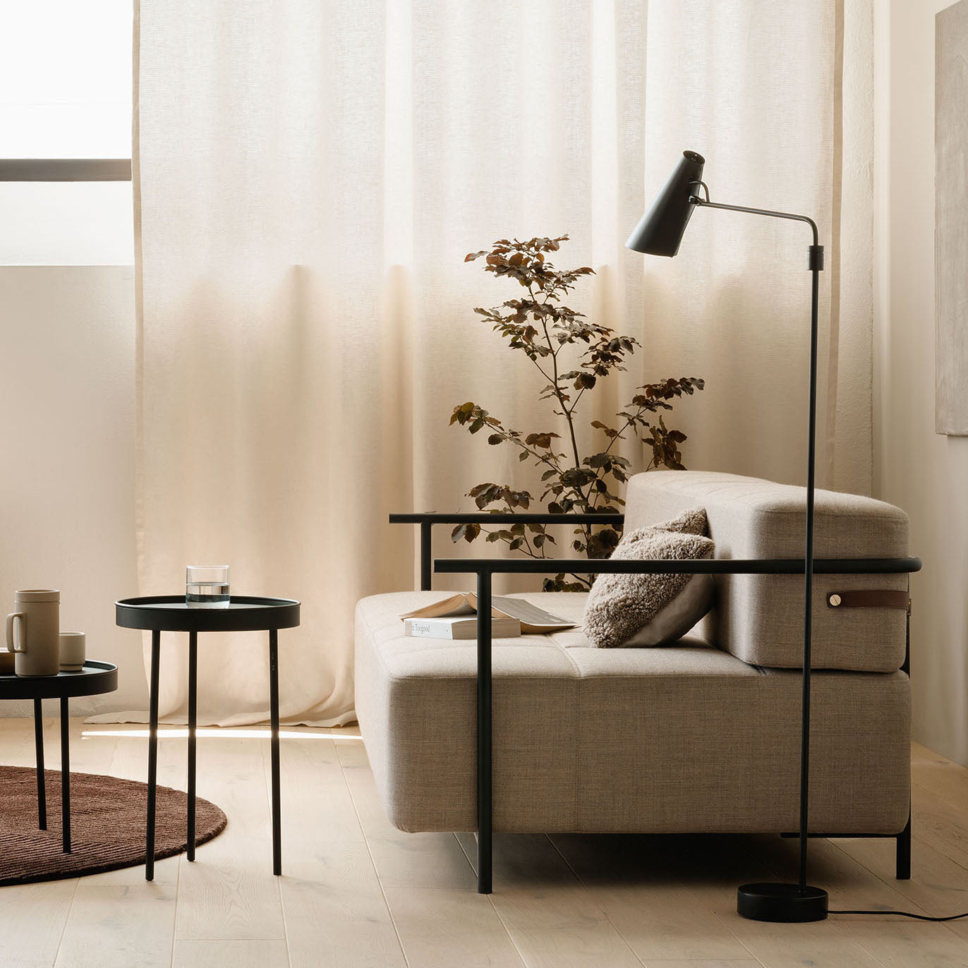 Birdy - Swing - Gulvlampe - Sort / Messing