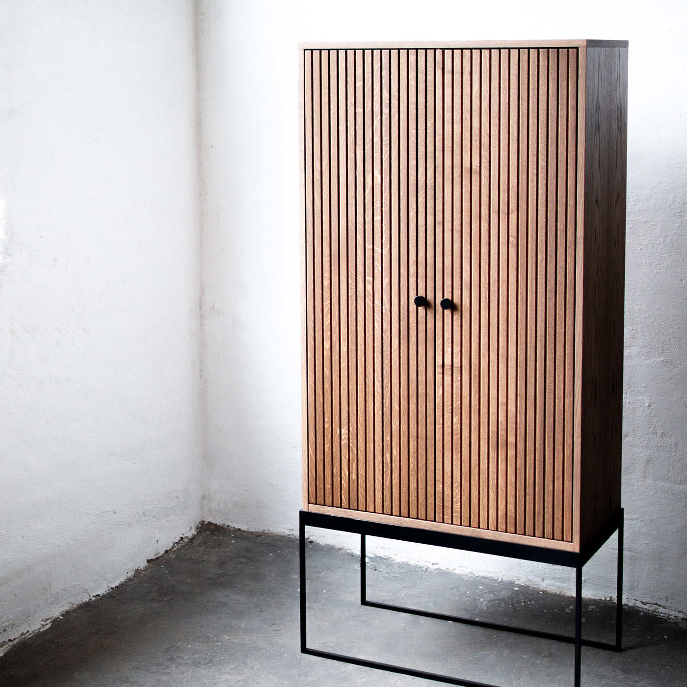 Dis - Skap 168 x 80 cm - Rillet front